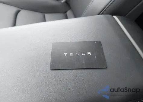 2024 Tesla Model Y Performance Dual Motor All-Wheel Drive z USA, uszkodzony, nr VIN 7SAYGDEF0RF037408